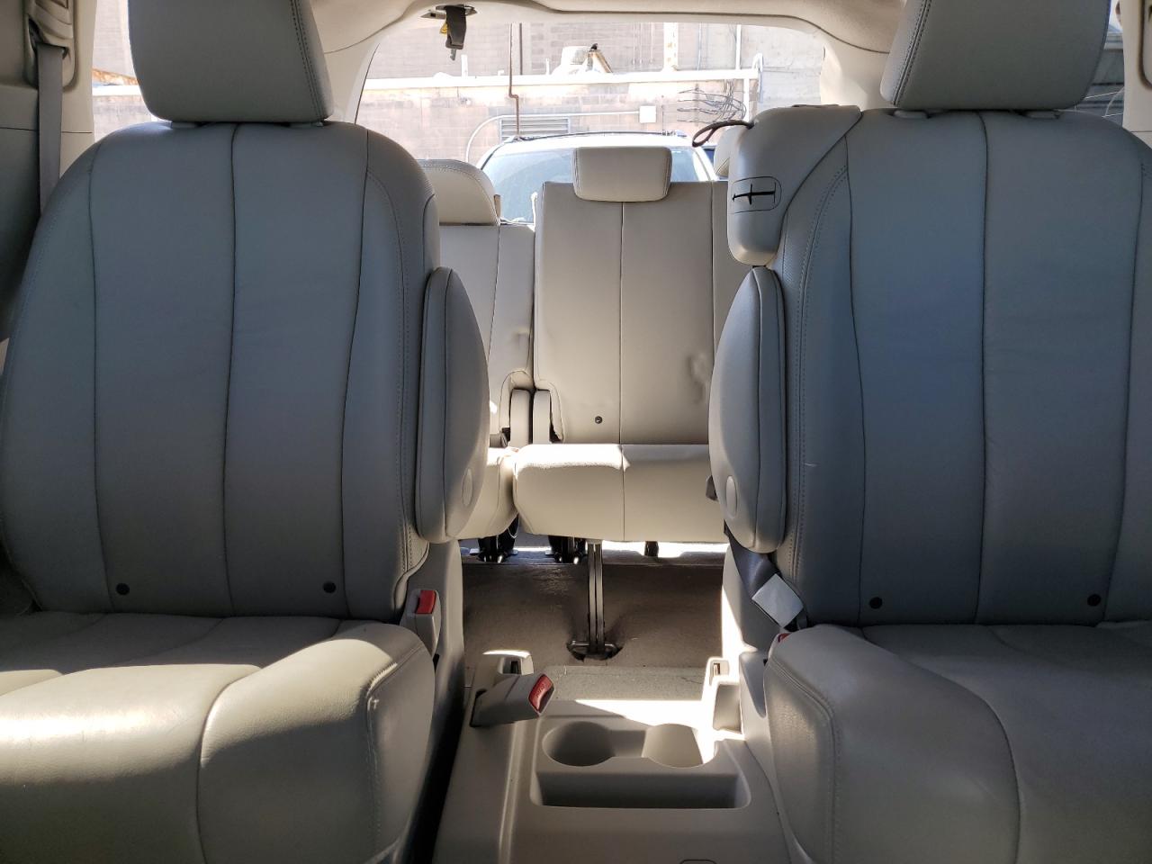 TOYOTA SIENNA 2011 — 11