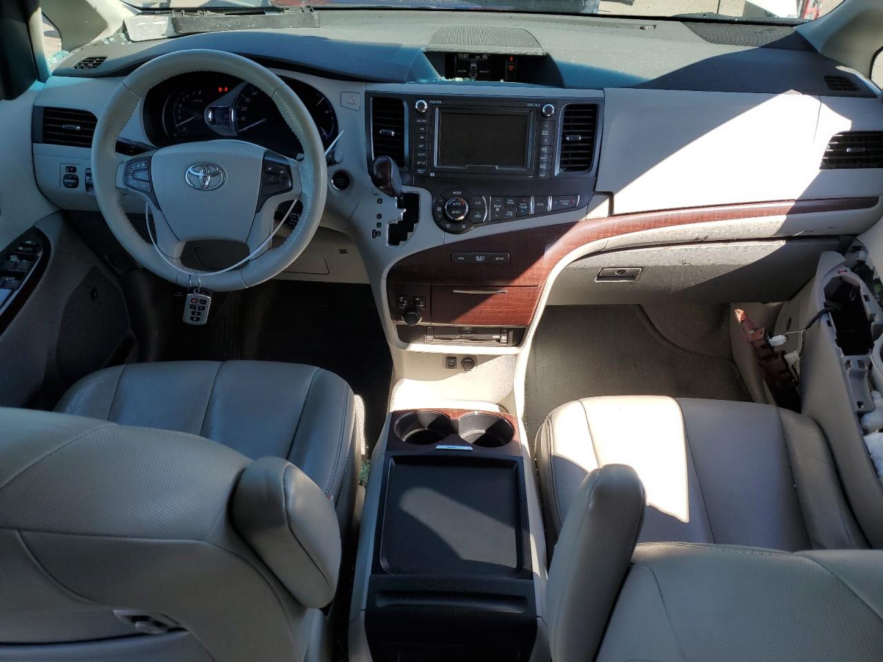 TOYOTA SIENNA 2011 — 9