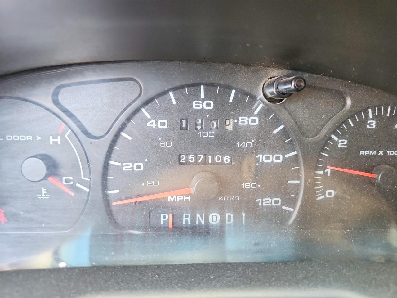 FORD TAURUS 2002 — 10