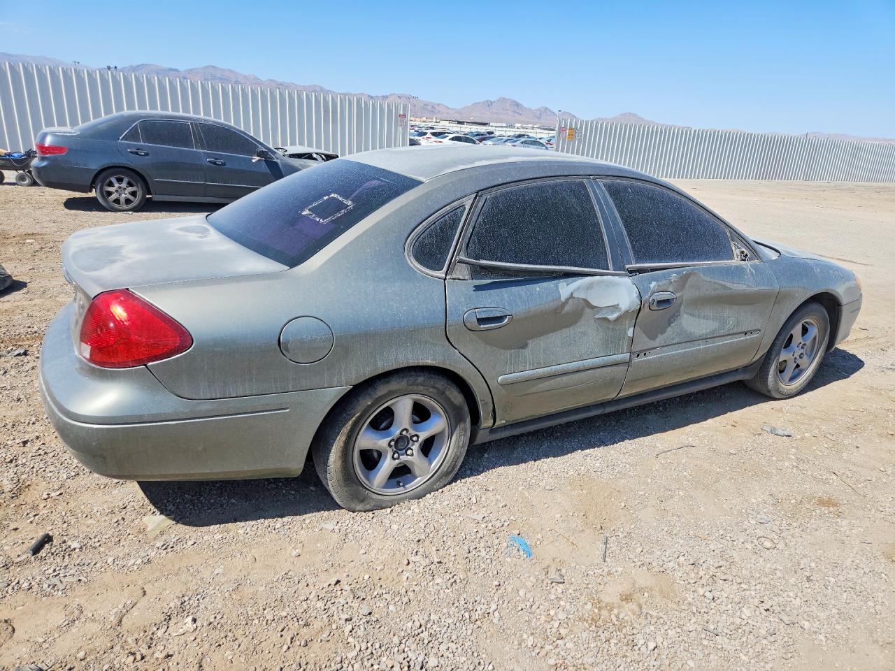 FORD TAURUS 2002 — 4