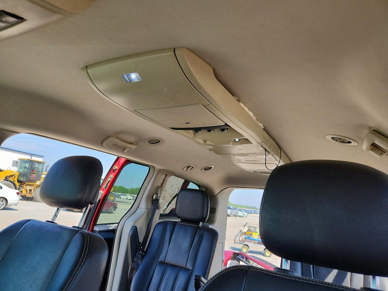 CHRYSLER TOWN & COUNTRY 2015 — 11