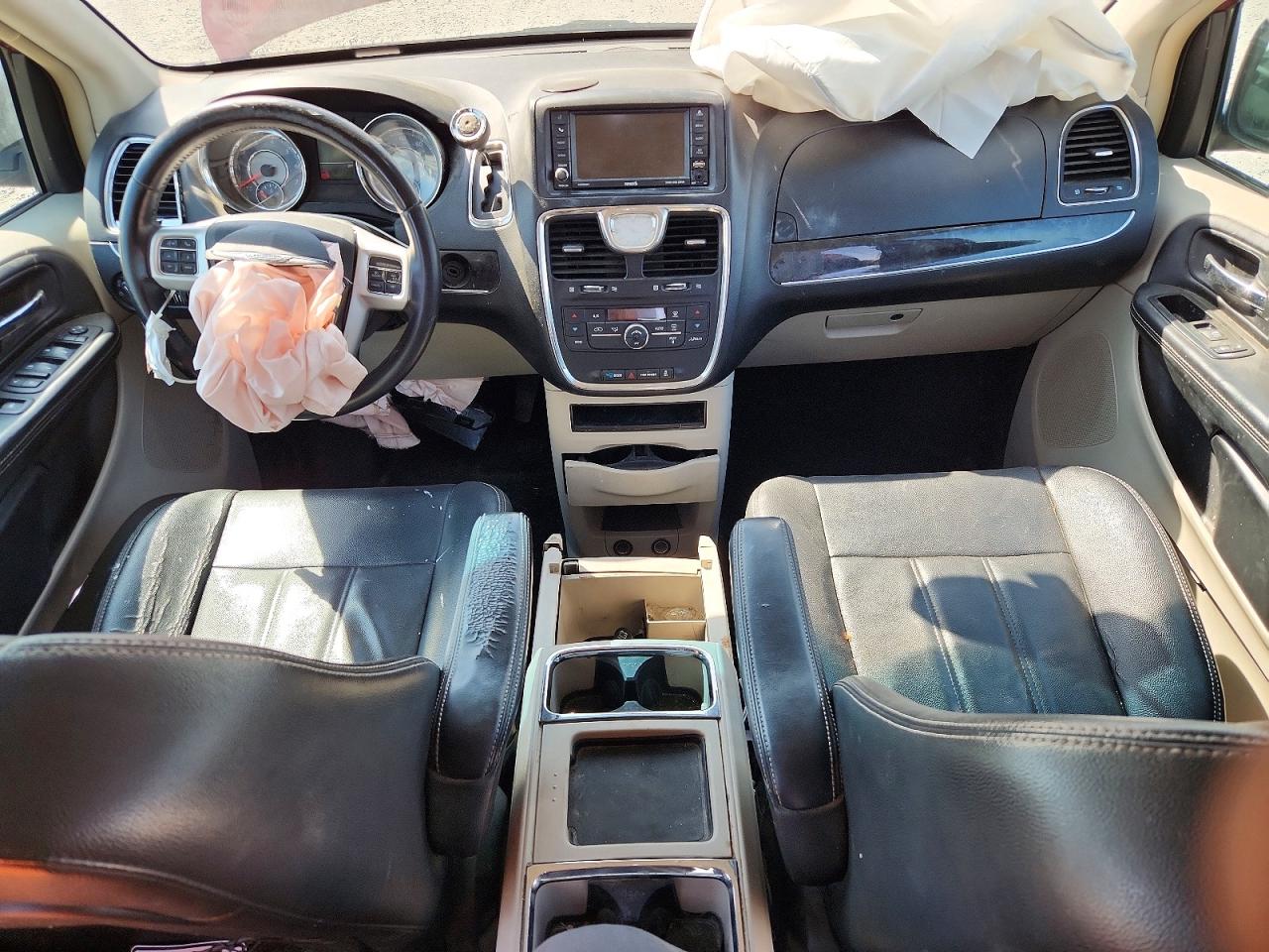 CHRYSLER TOWN & COUNTRY 2015 — 9