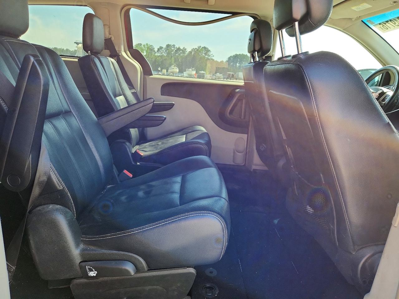 CHRYSLER TOWN & COUNTRY 2015 — 12