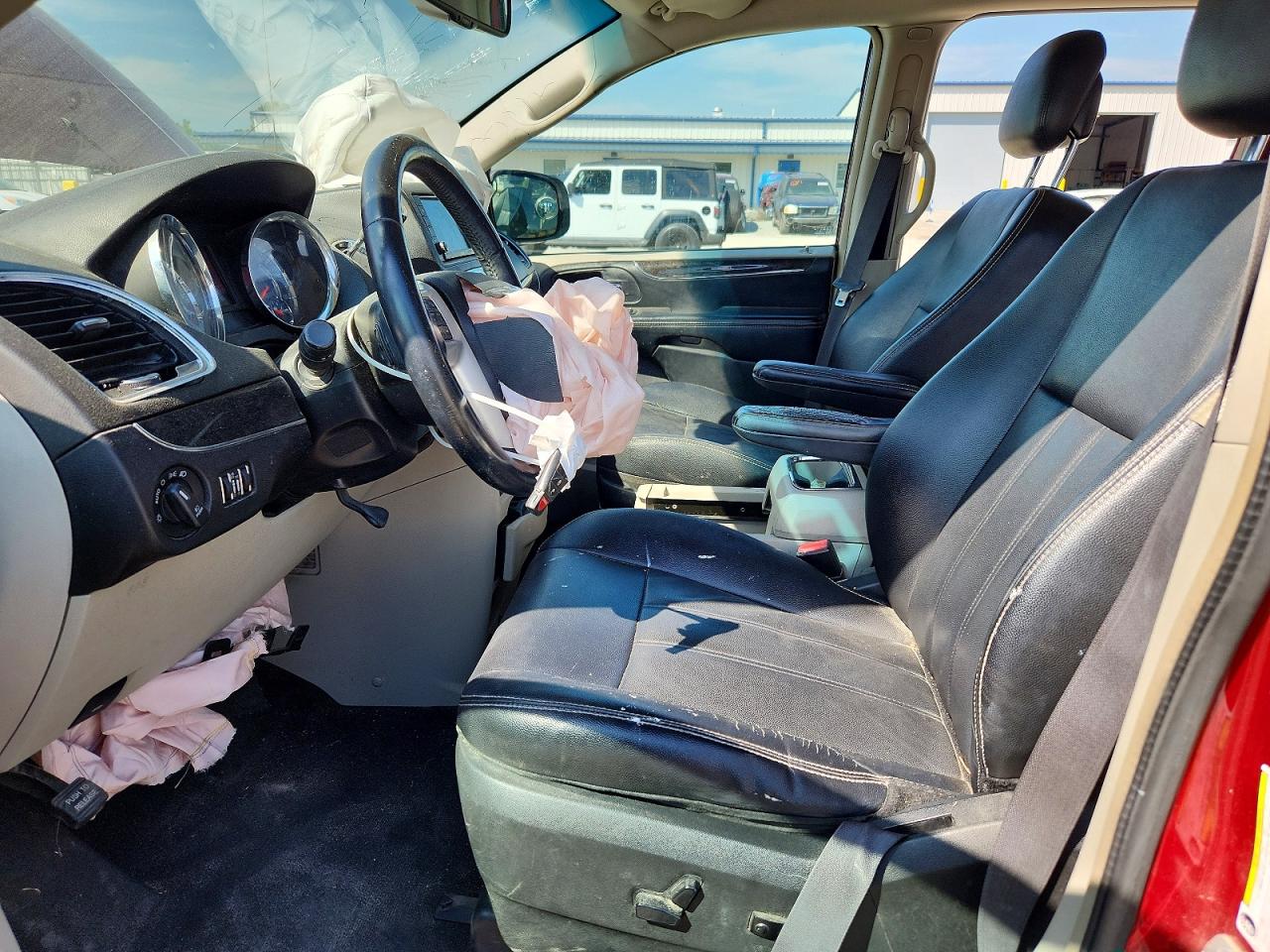 CHRYSLER TOWN & COUNTRY 2015 — 8
