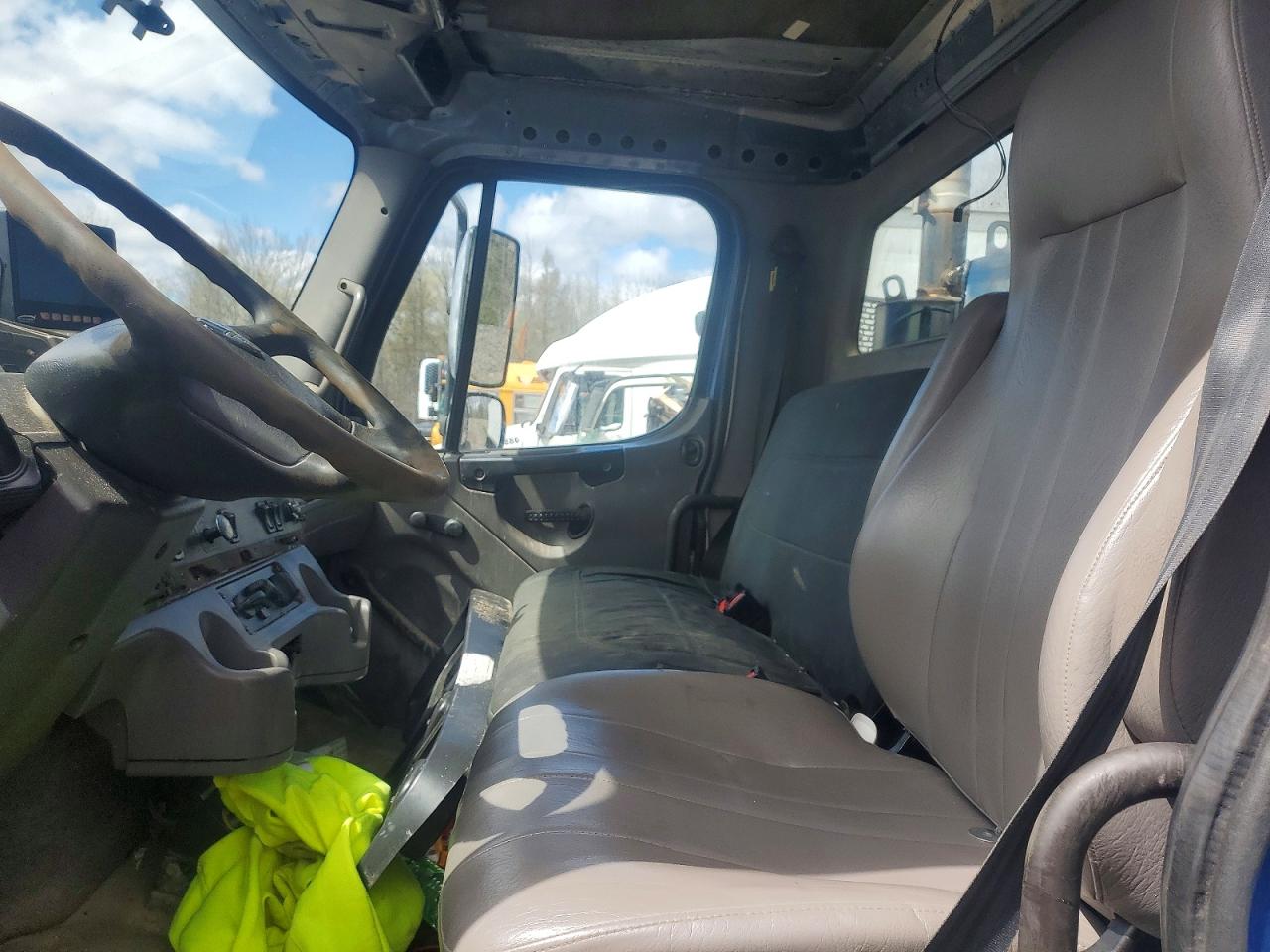 FREIGHTLINER M2 2011 — 7