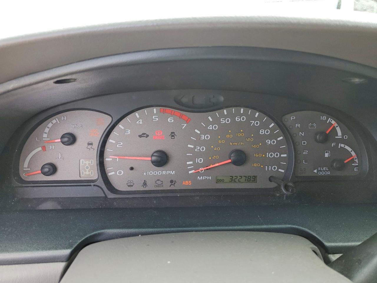 TOYOTA SEQUOIA 2002 — 10