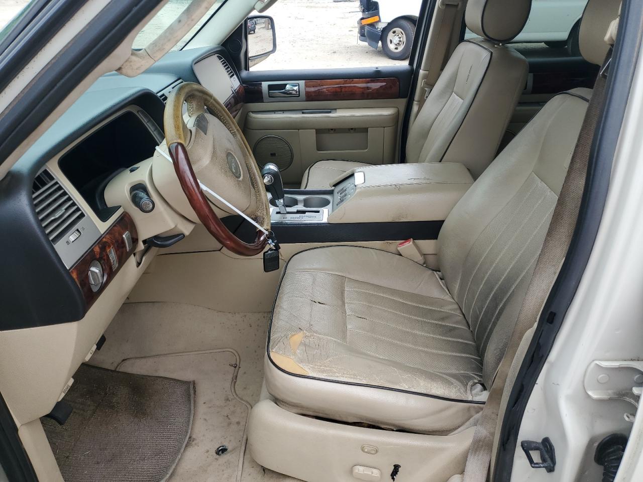 LINCOLN NAVIGATOR 2005 — 8