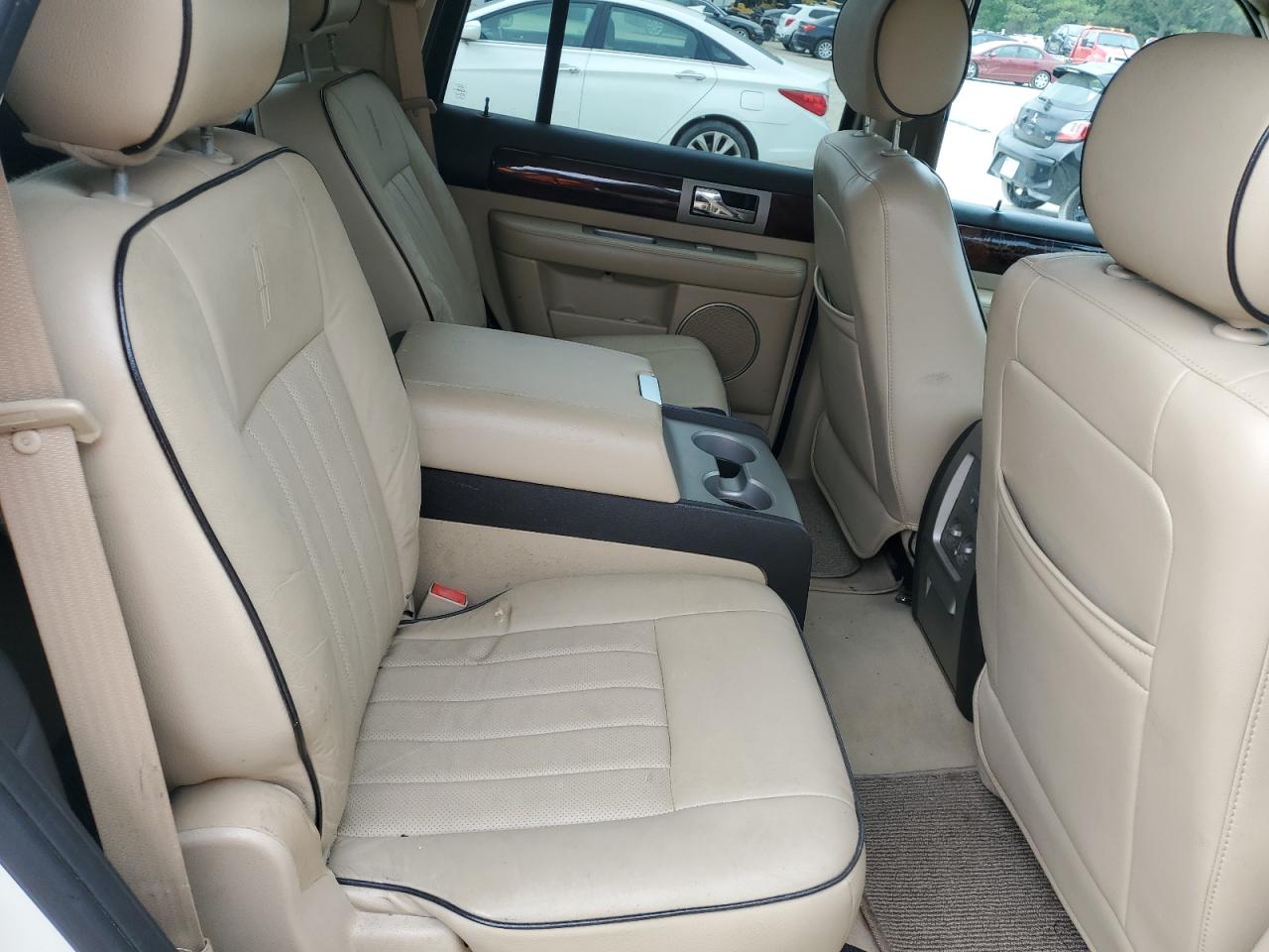 LINCOLN NAVIGATOR 2005 — 12