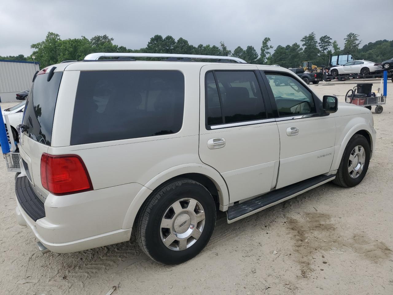 LINCOLN NAVIGATOR 2005 — 4