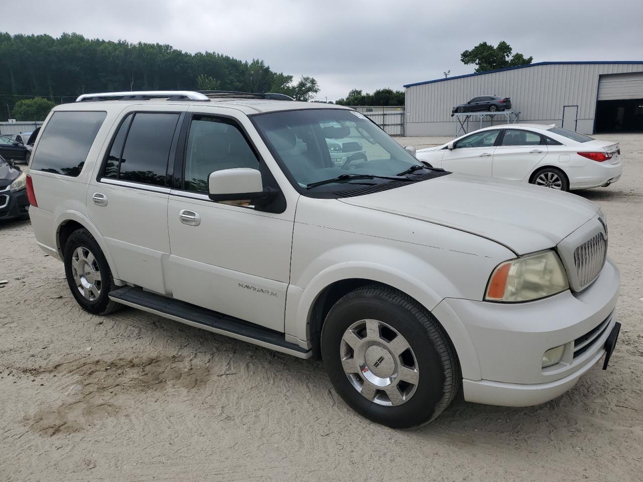 LINCOLN NAVIGATOR 2005 — 5