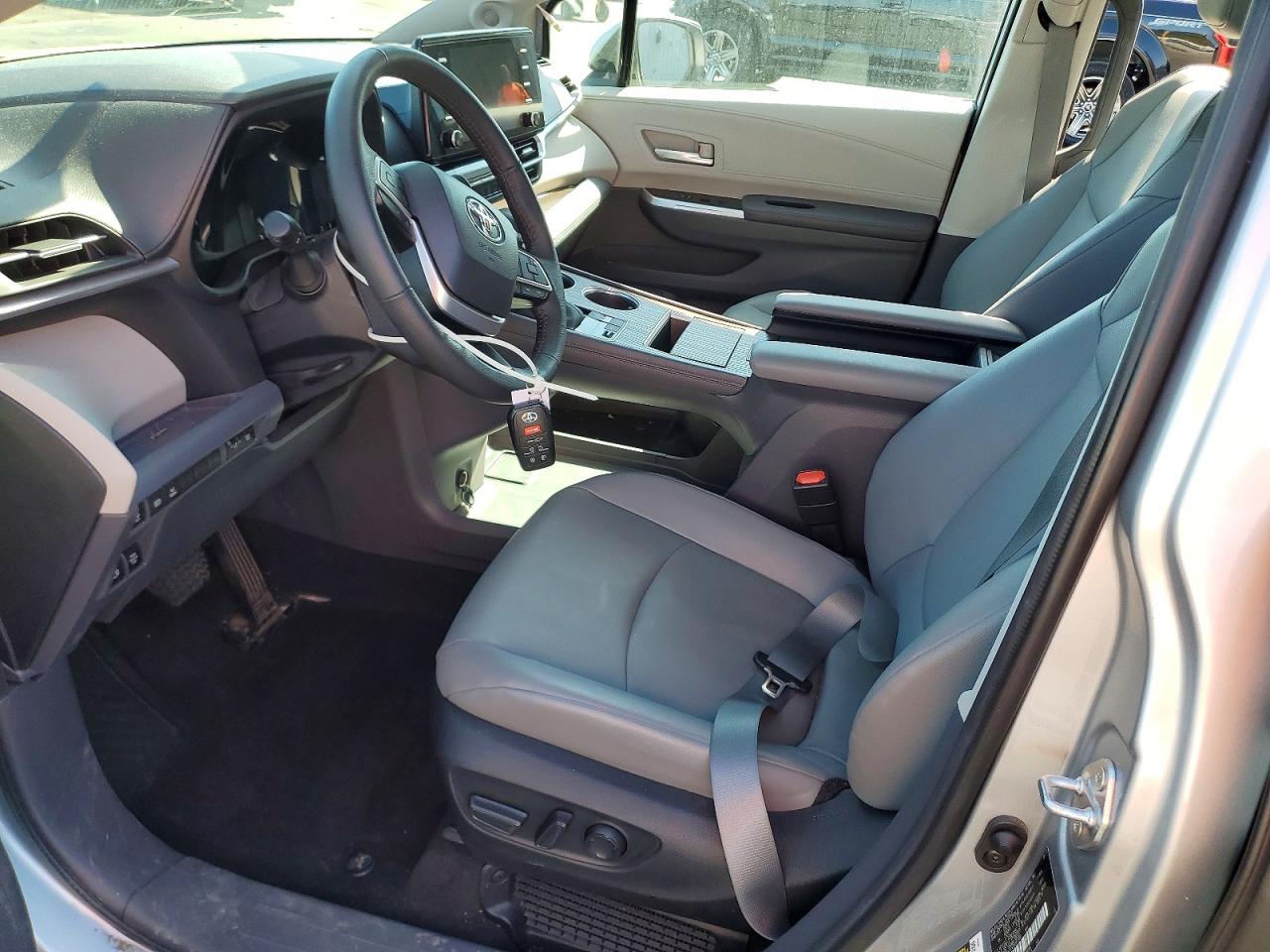 TOYOTA SIENNA 2023 — 8