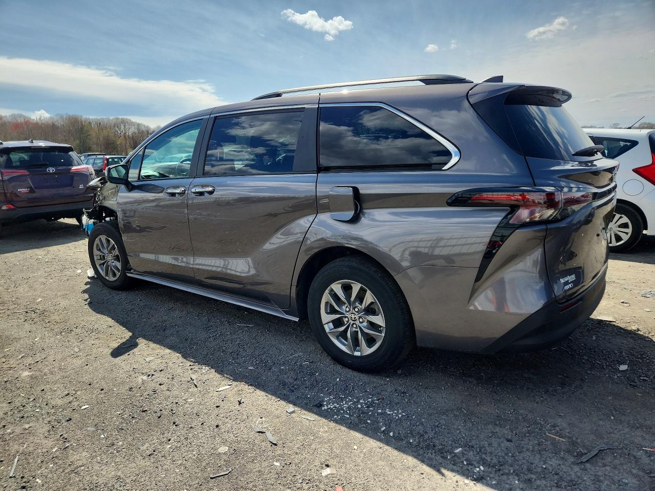 TOYOTA SIENNA 2024 — 3