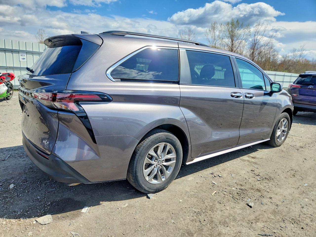 TOYOTA SIENNA 2024 — 4