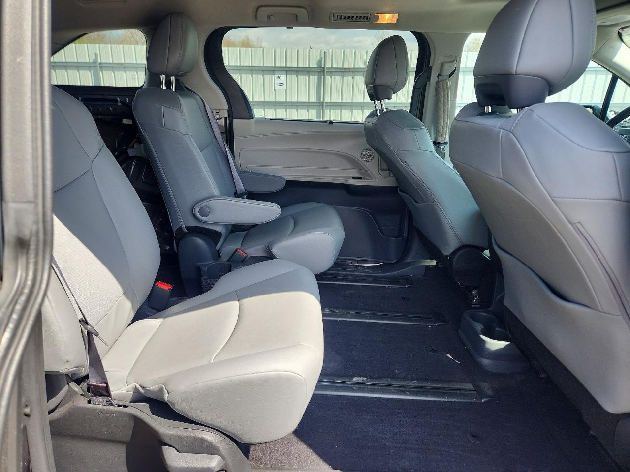 TOYOTA SIENNA 2024 — 12