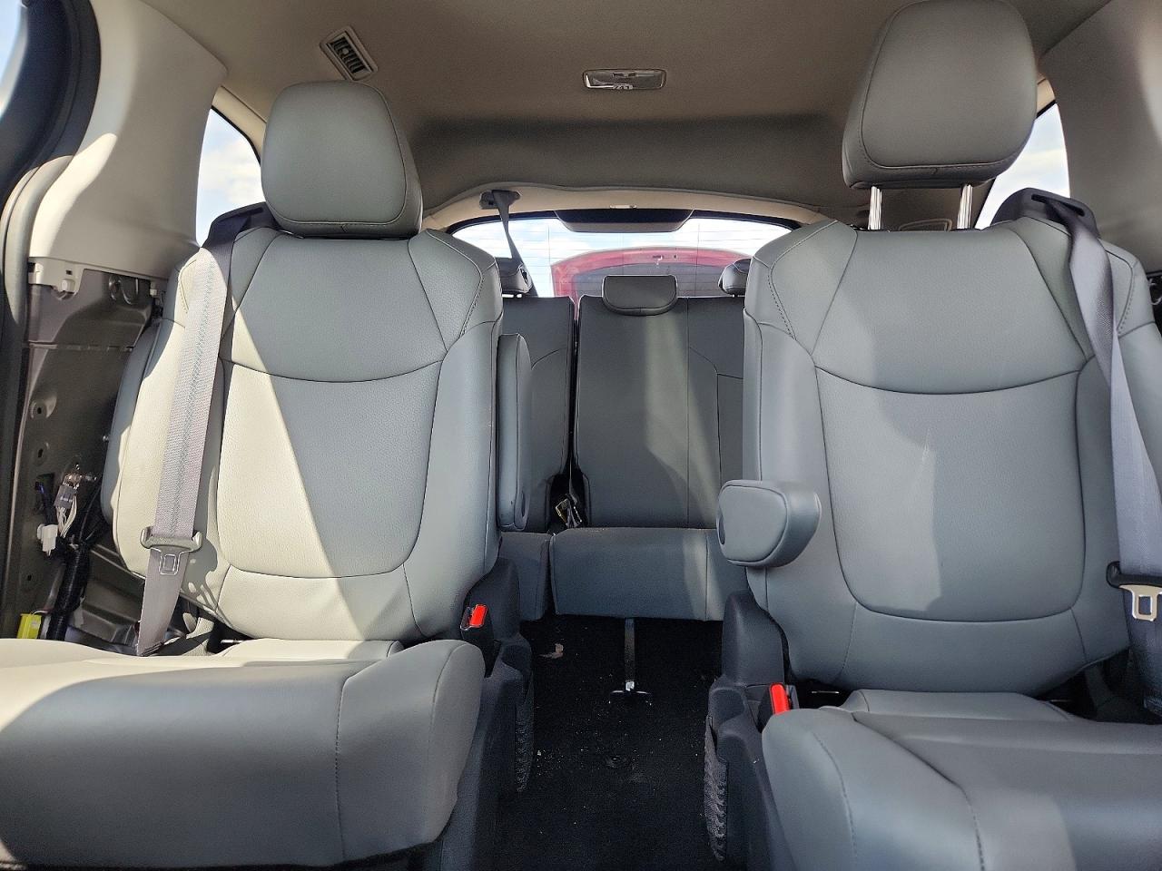 TOYOTA SIENNA 2024 — 11