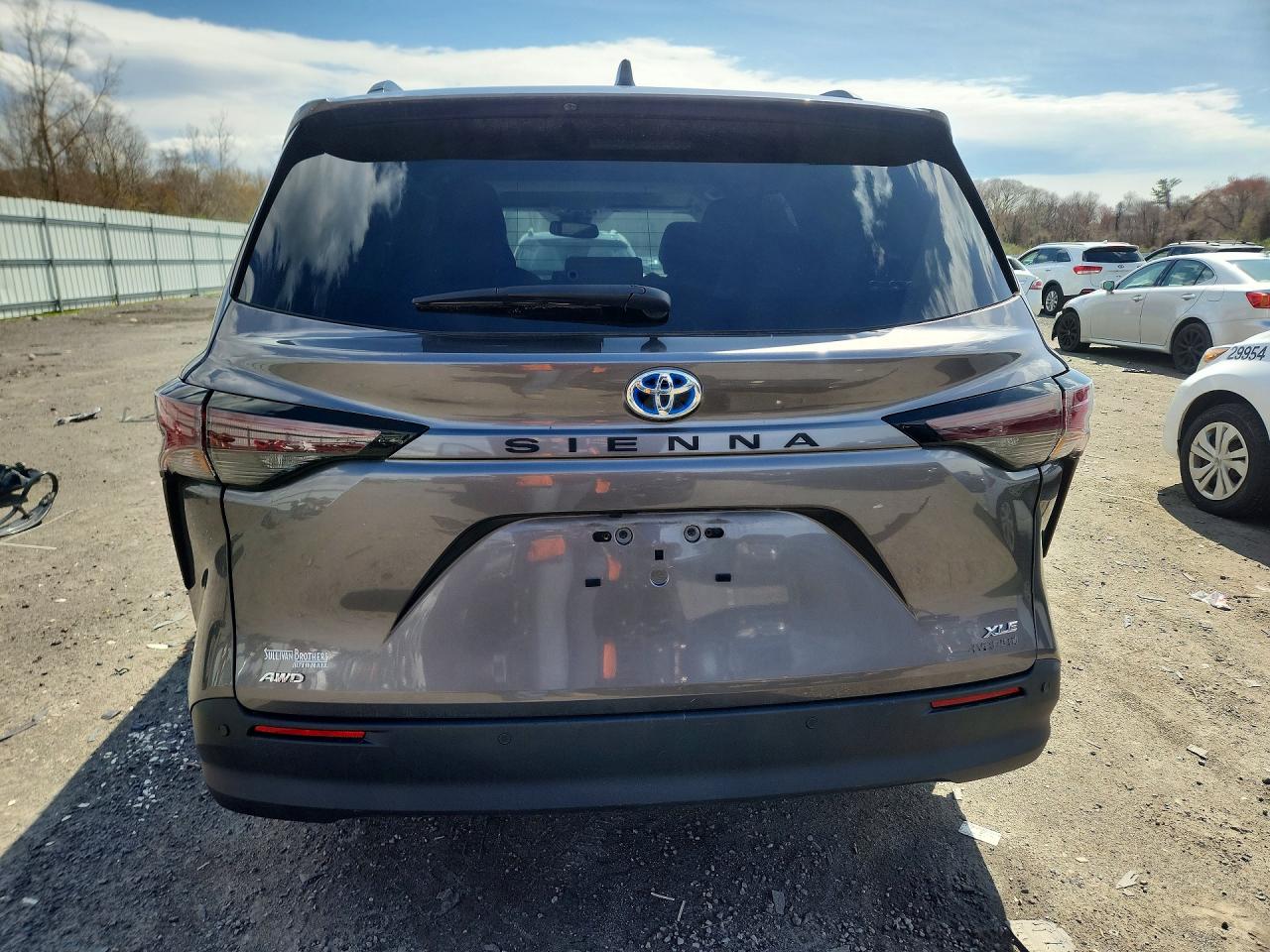 TOYOTA SIENNA 2024 — 7