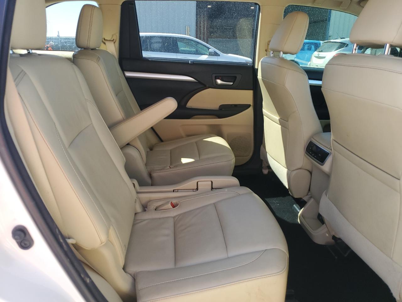 TOYOTA HIGHLANDER 2015 — 12