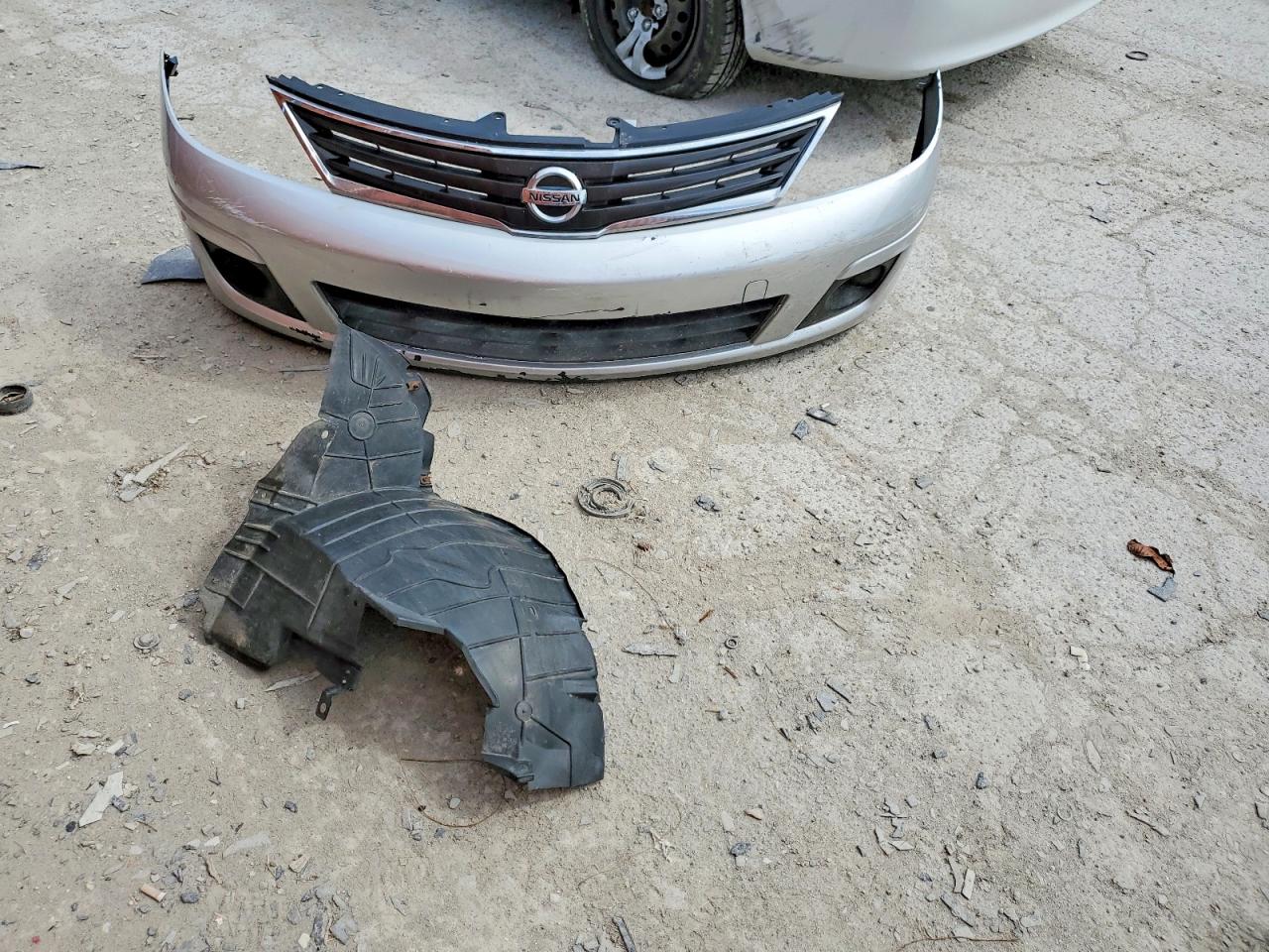 NISSAN VERSA 2011 — 14
