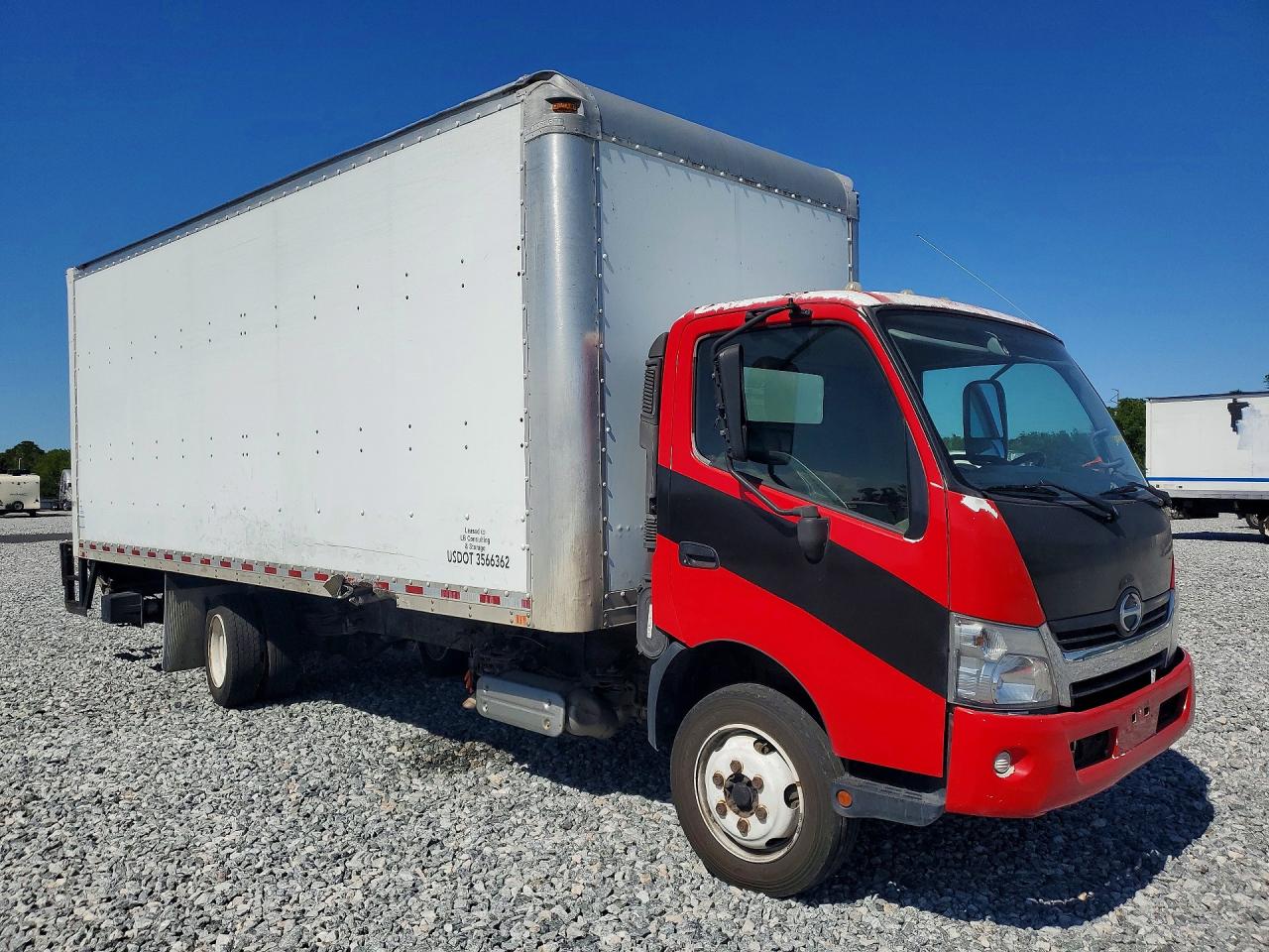 2017 HINO 195