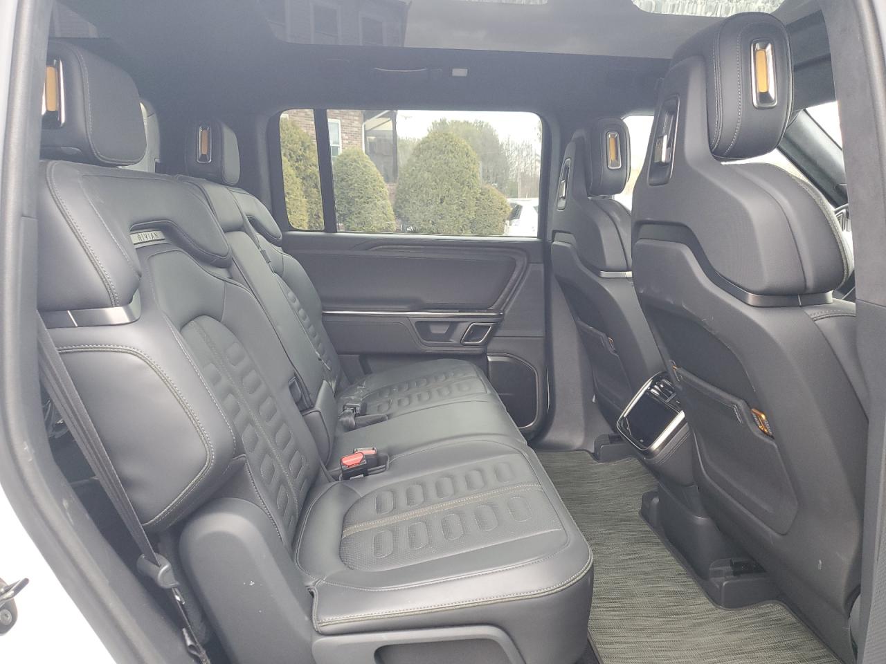 RIVIAN R1S 2023 — 12