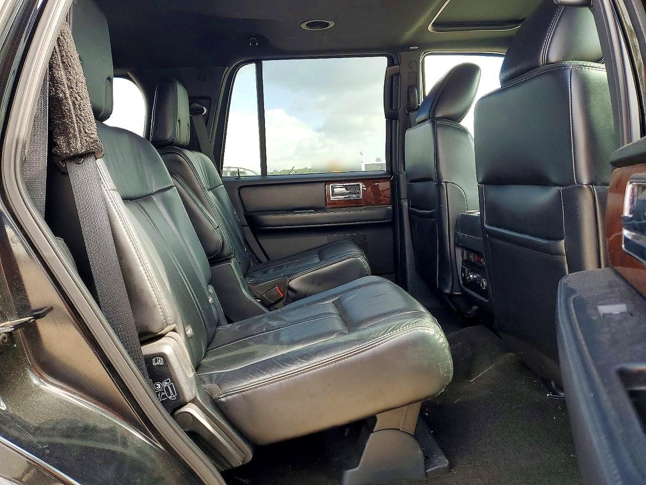 LINCOLN NAVIGATOR 2016 — 12