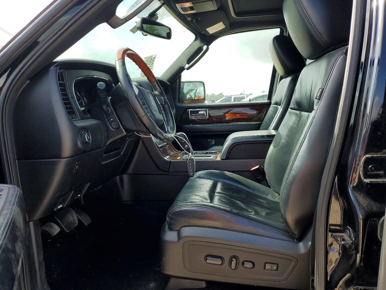 LINCOLN NAVIGATOR 2016 — 8