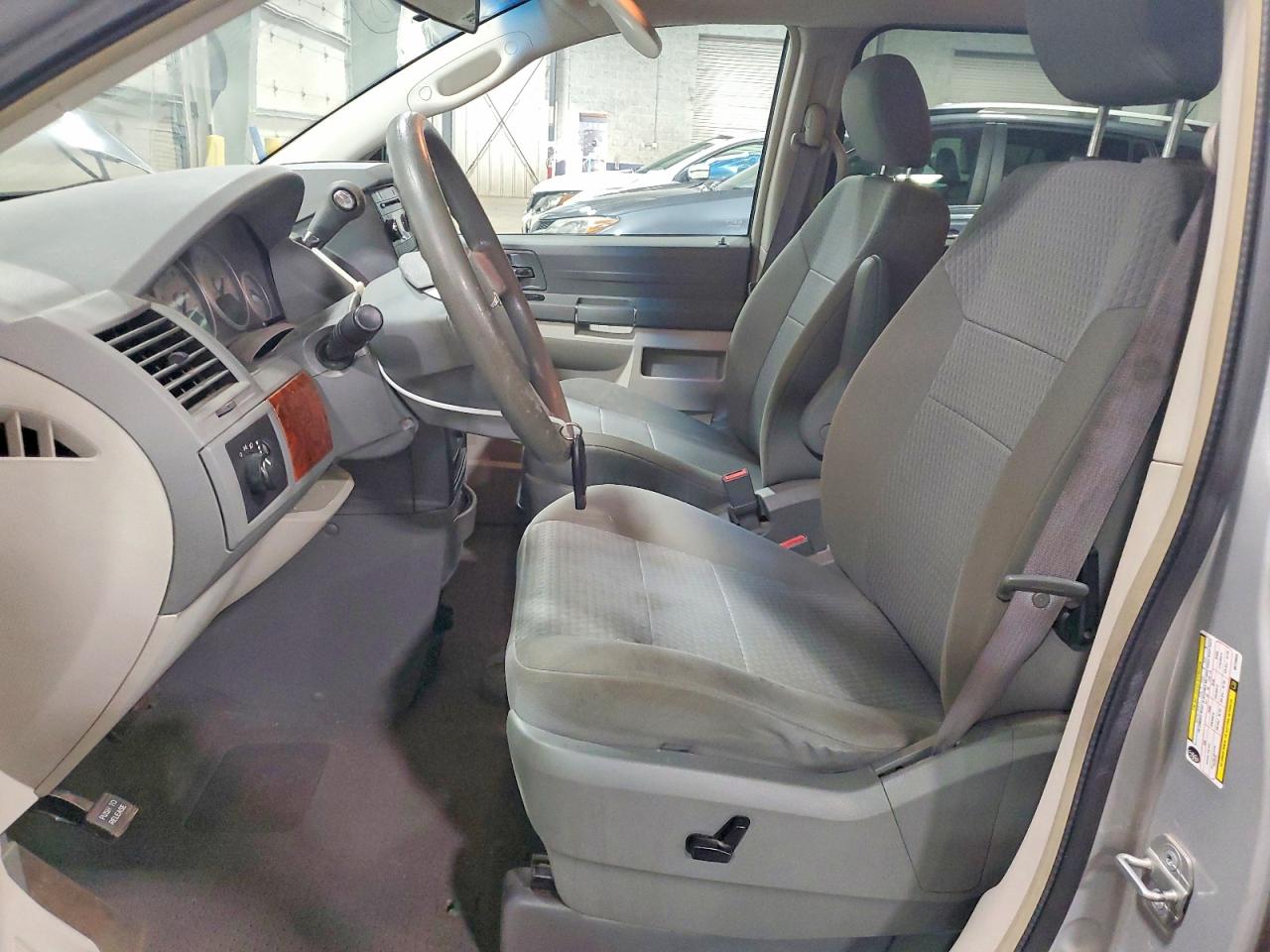 CHRYSLER TOWN & COUNTRY 2008 — 8