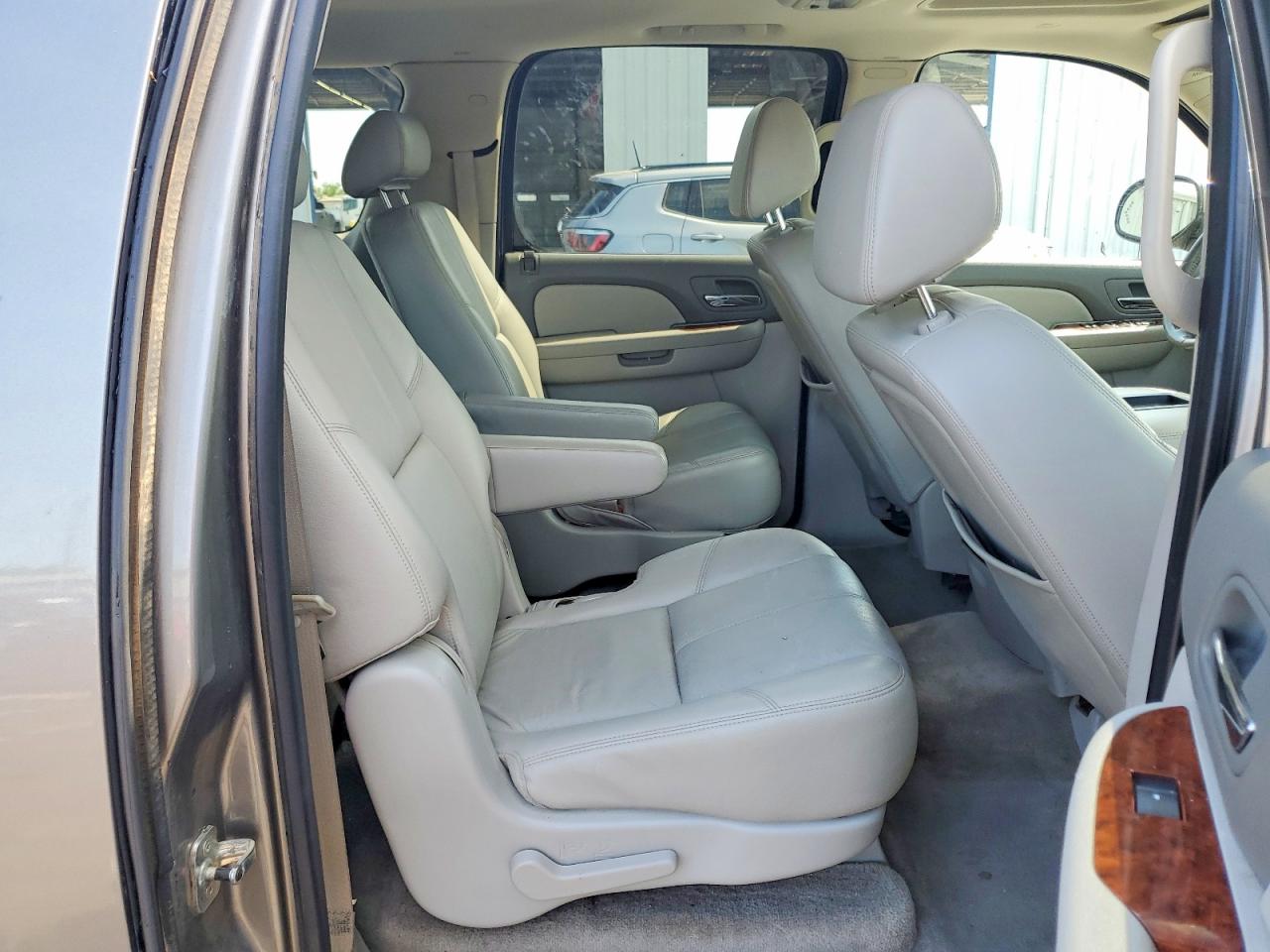 CHEVROLET SUBURBAN 2008 — 12