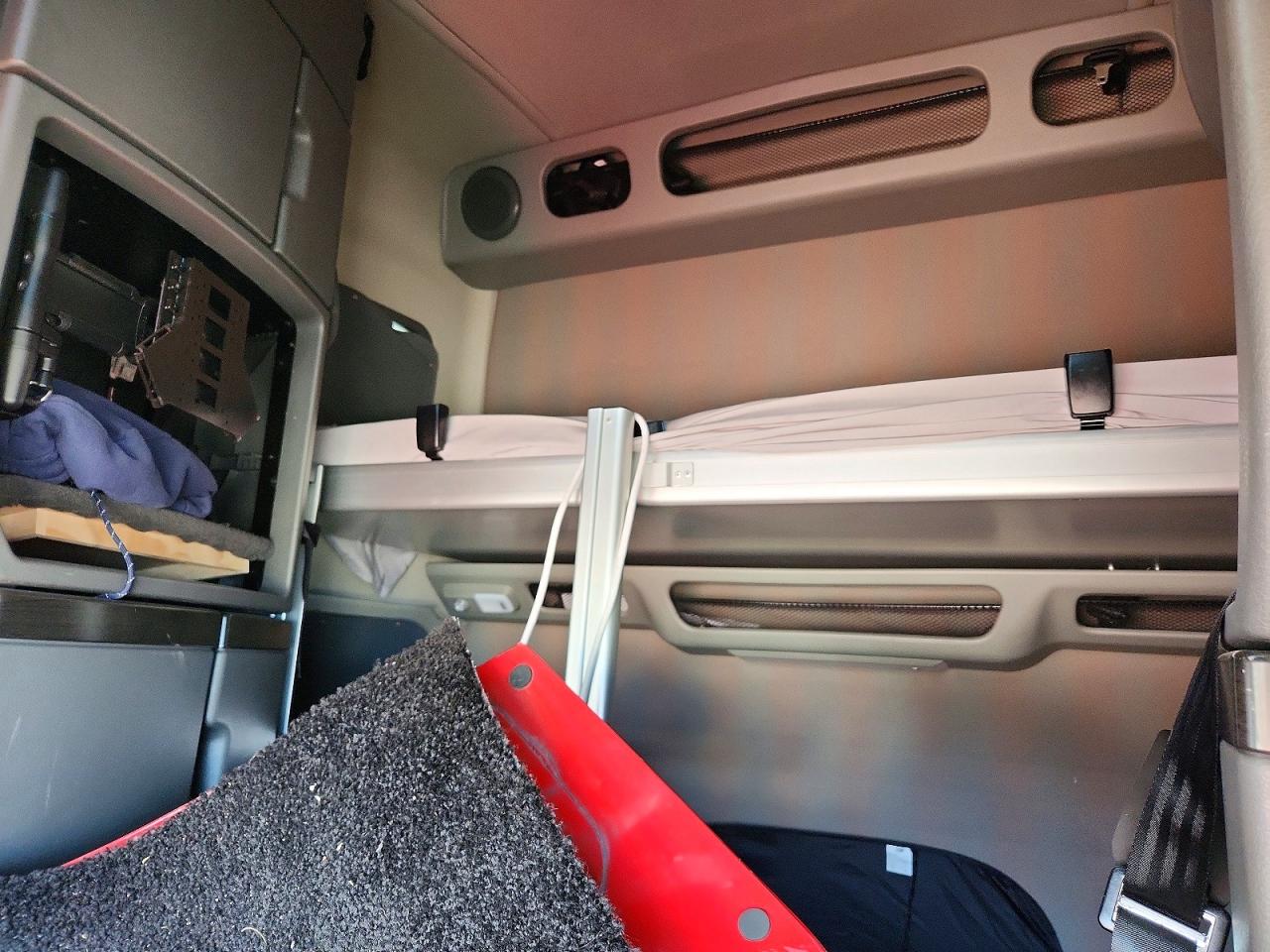 VOLVO VNL 2024 — 7