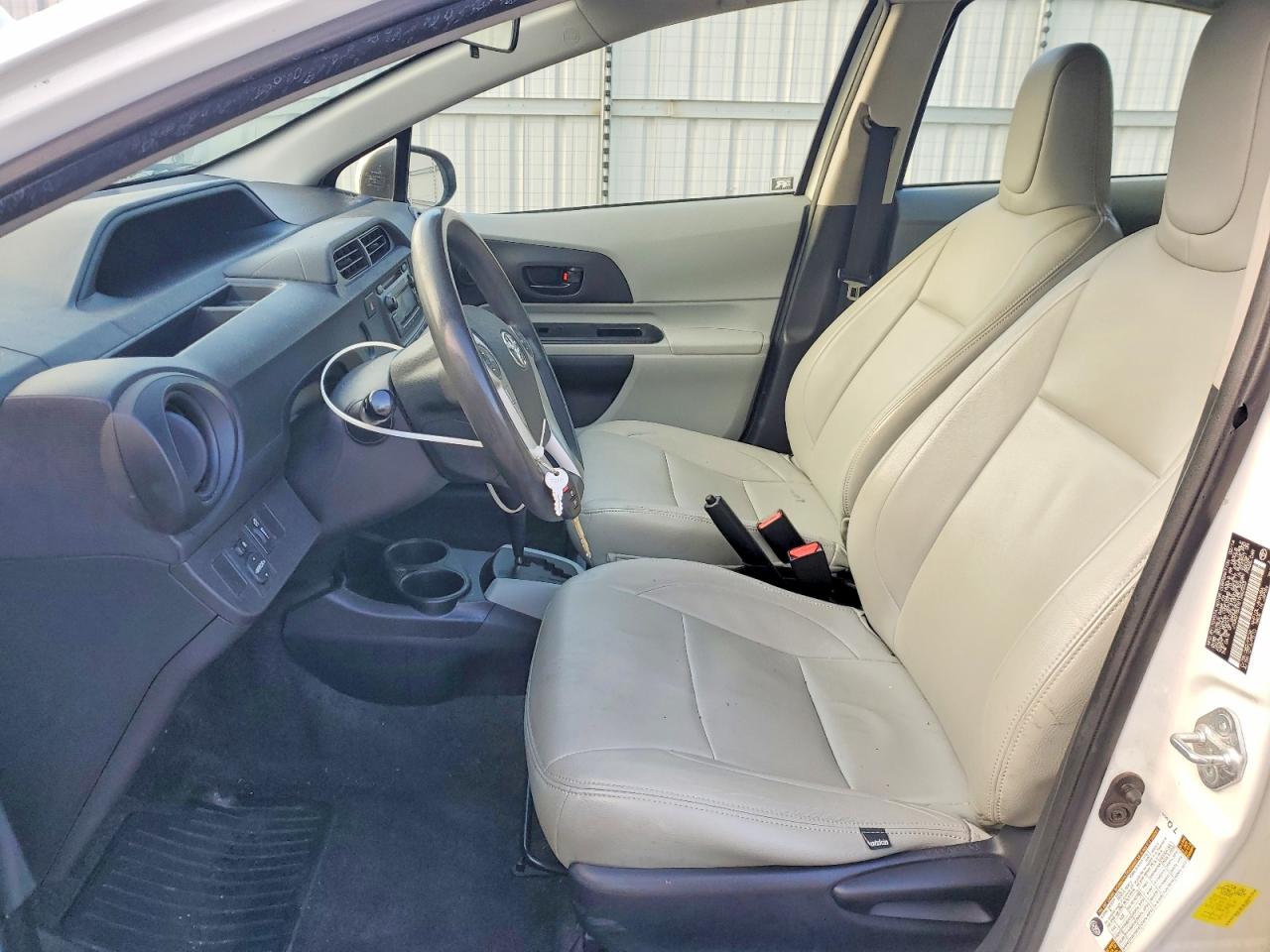 TOYOTA PRIUS C 2014 — 8