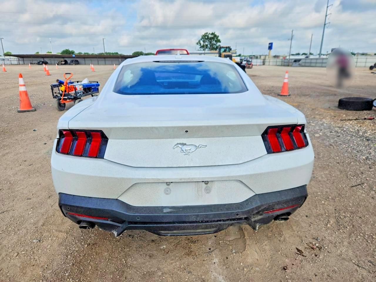 FORD MUSTANG 2024 — 7