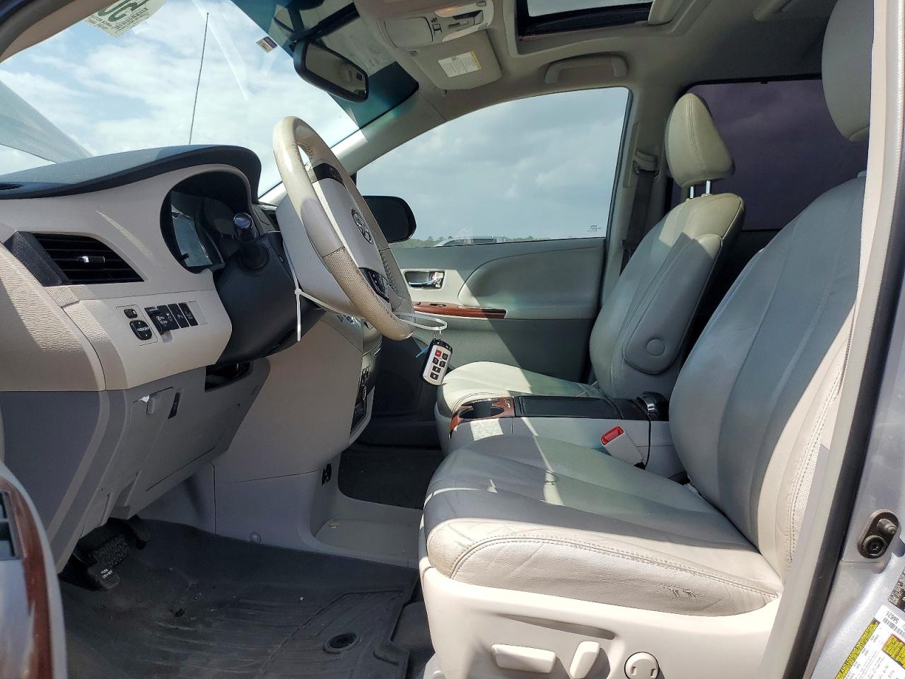 TOYOTA SIENNA 2014 — 8