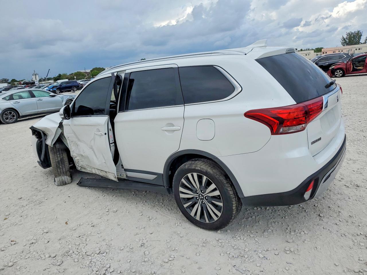 MITSUBISHI OUTLANDER 2019 — 3