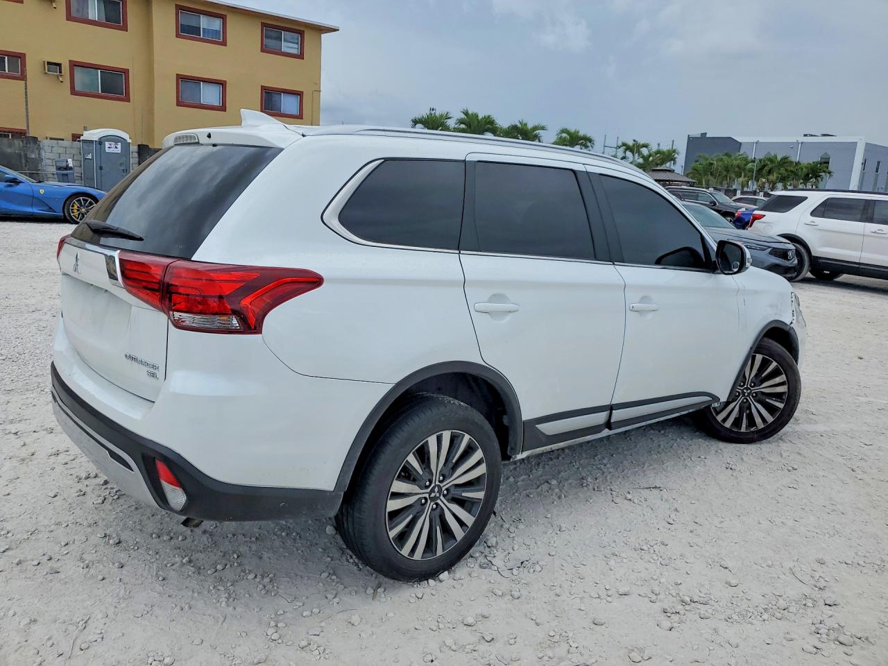 MITSUBISHI OUTLANDER 2019 — 4