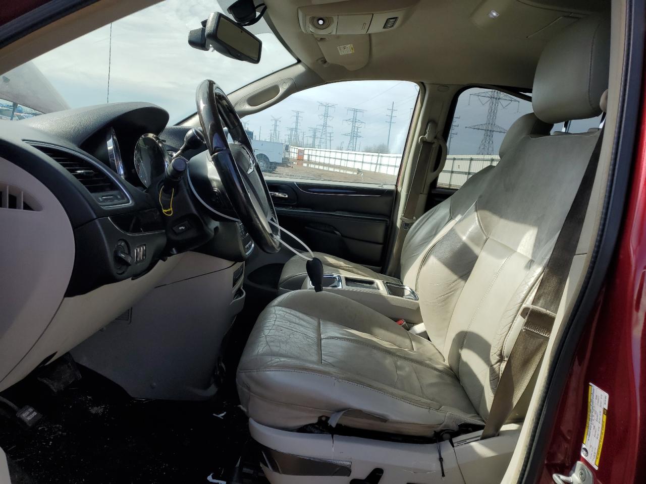 CHRYSLER TOWN & COUNTRY 2013 — 8
