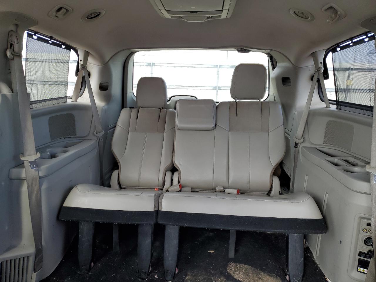 CHRYSLER TOWN & COUNTRY 2013 — 11