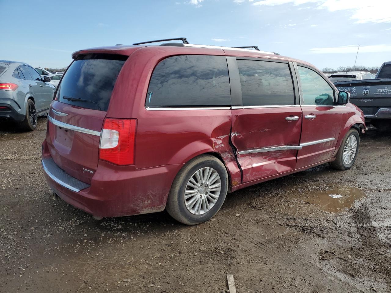 CHRYSLER TOWN & COUNTRY 2013 — 4