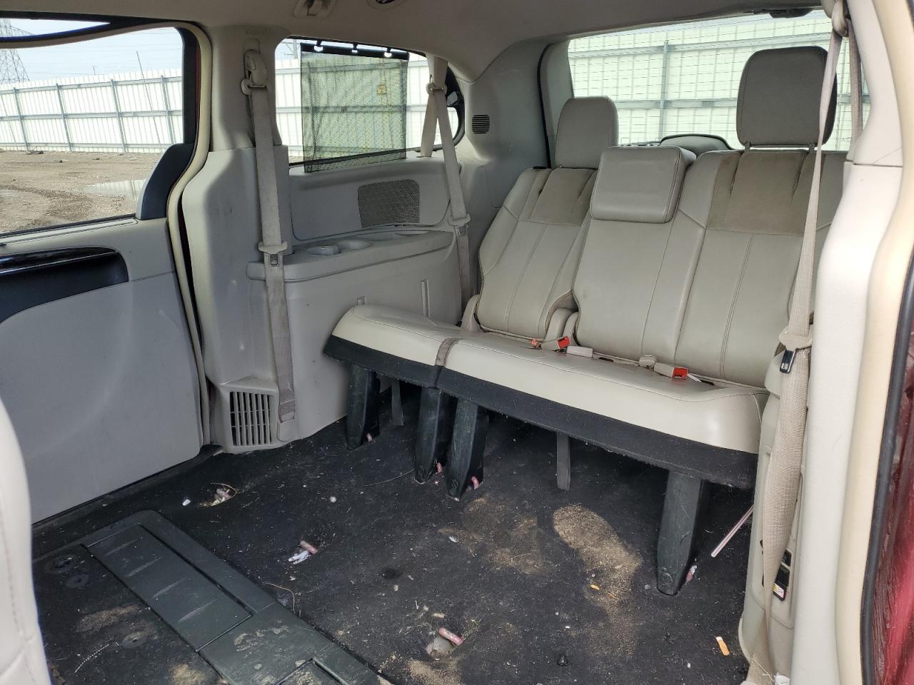 CHRYSLER TOWN & COUNTRY 2013 — 12