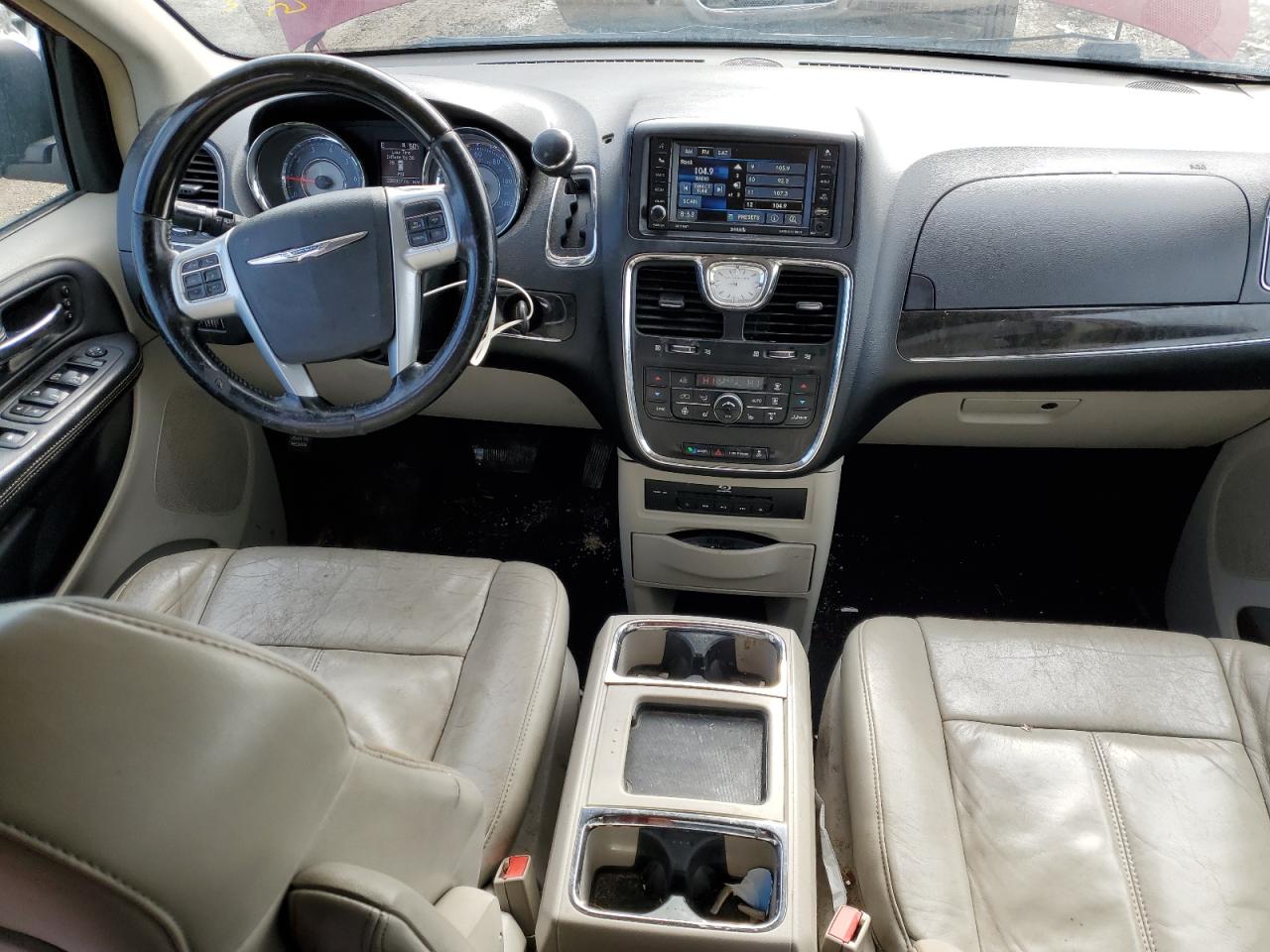 CHRYSLER TOWN & COUNTRY 2013 — 9