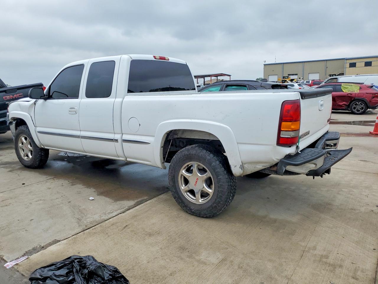 GMC NEW SIERRA 2002 — 3