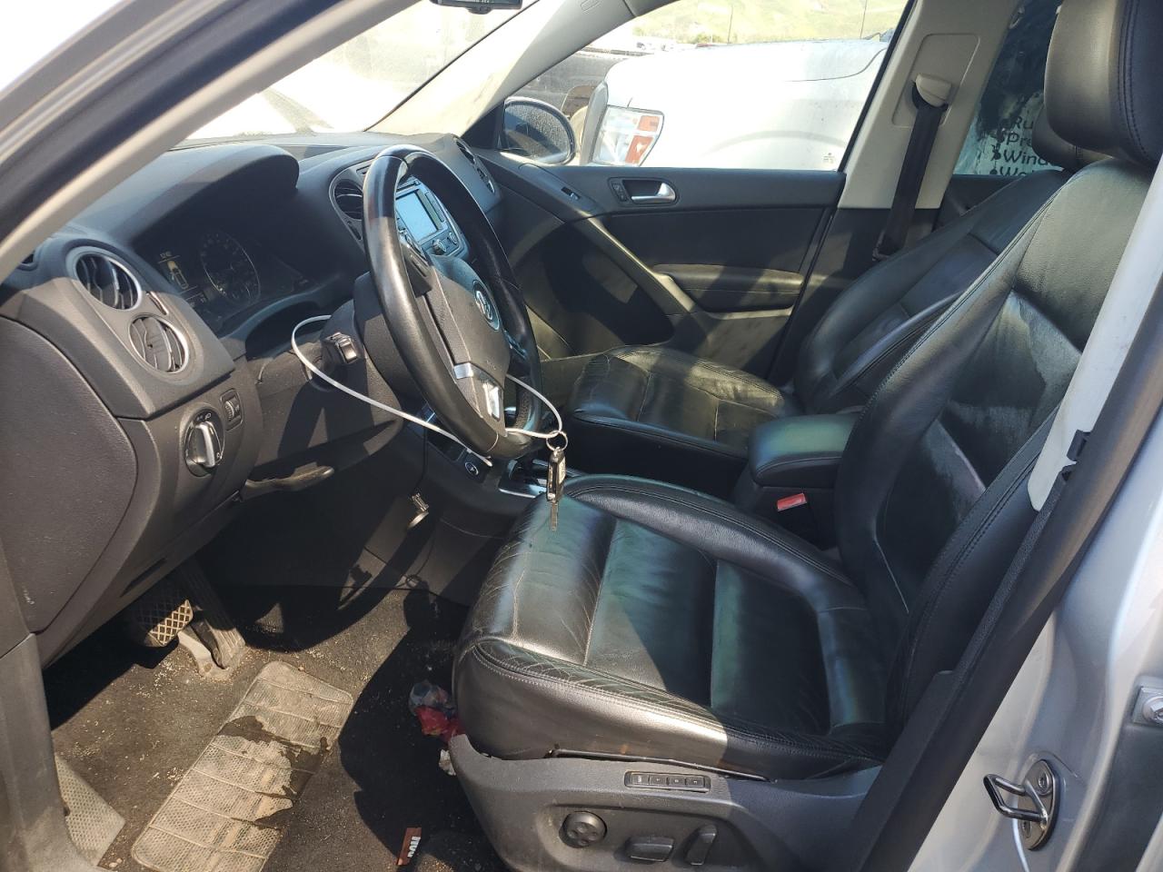 VOLKSWAGEN TIGUAN 2011 — 8
