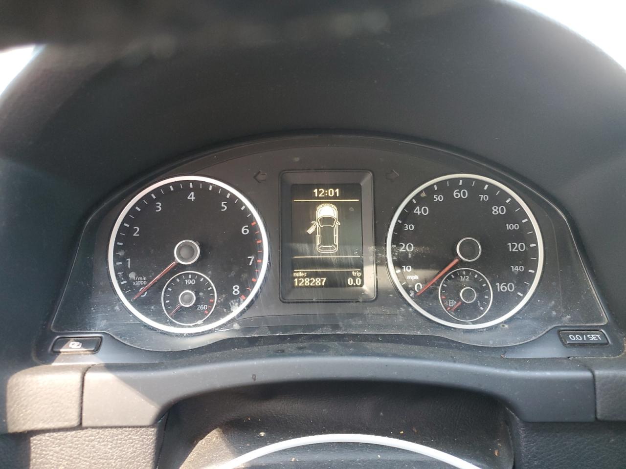 VOLKSWAGEN TIGUAN 2011 — 10