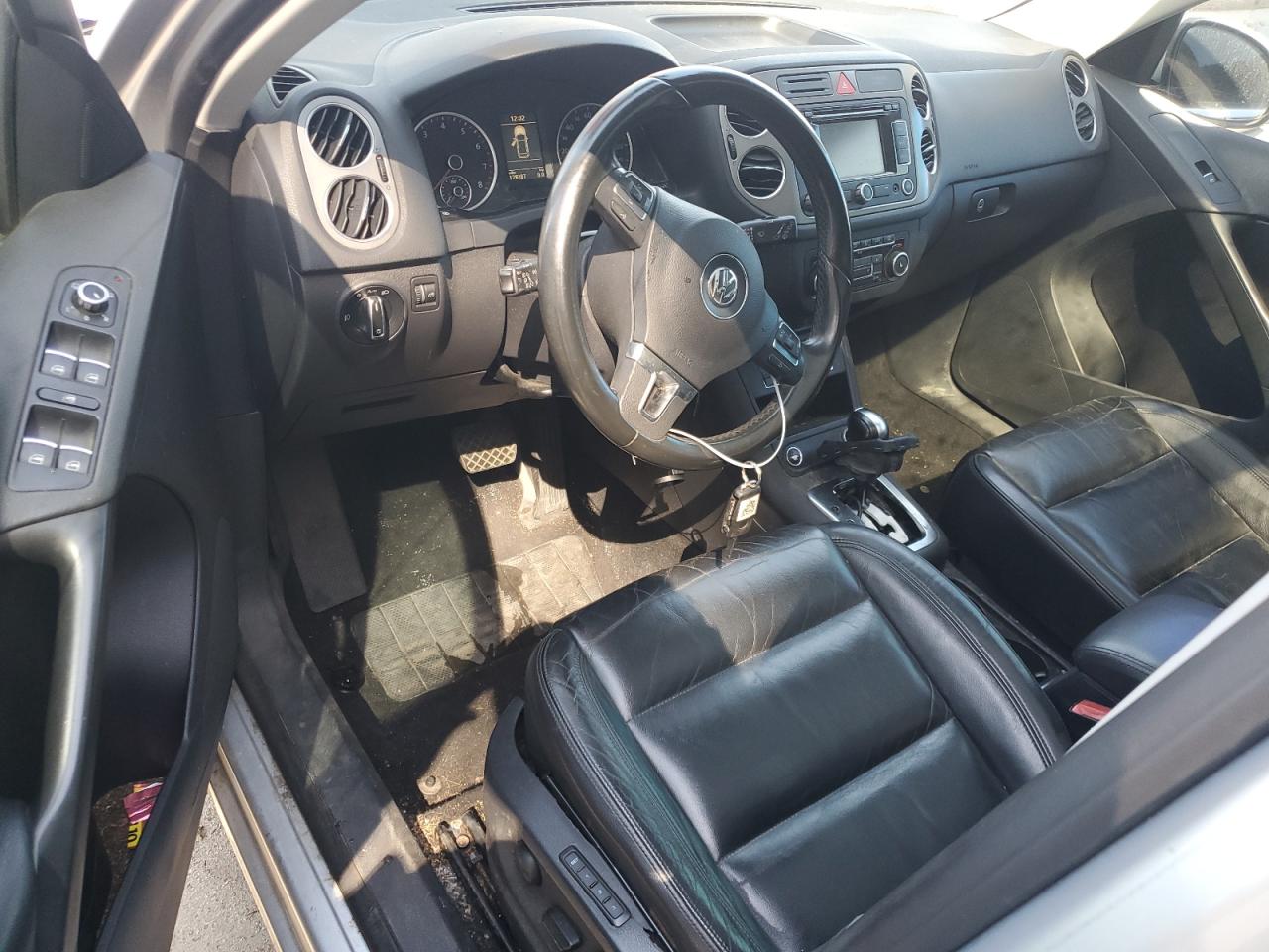 VOLKSWAGEN TIGUAN 2011 — 9