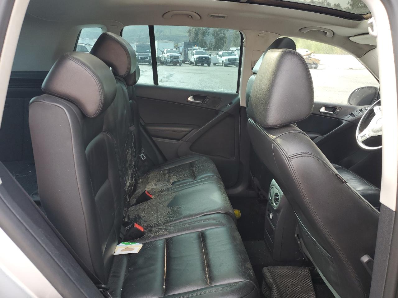 VOLKSWAGEN TIGUAN 2011 — 12