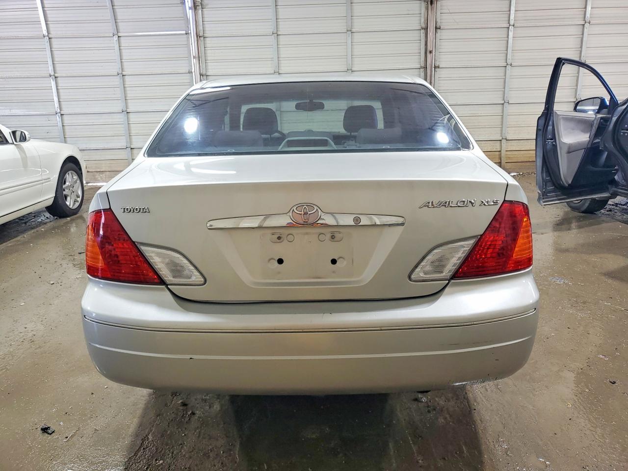 TOYOTA AVALON 2000 — 7