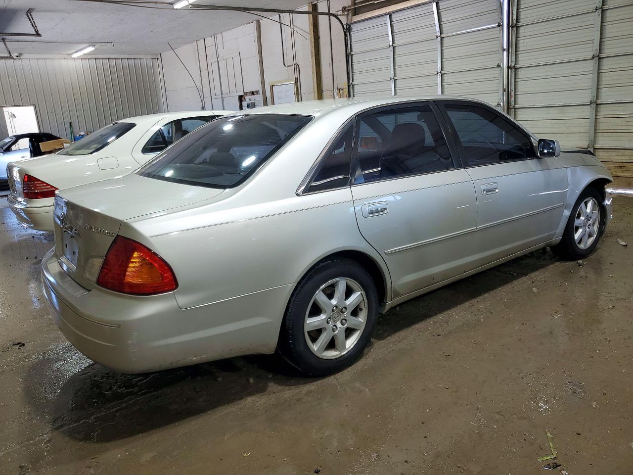 TOYOTA AVALON 2000 — 4