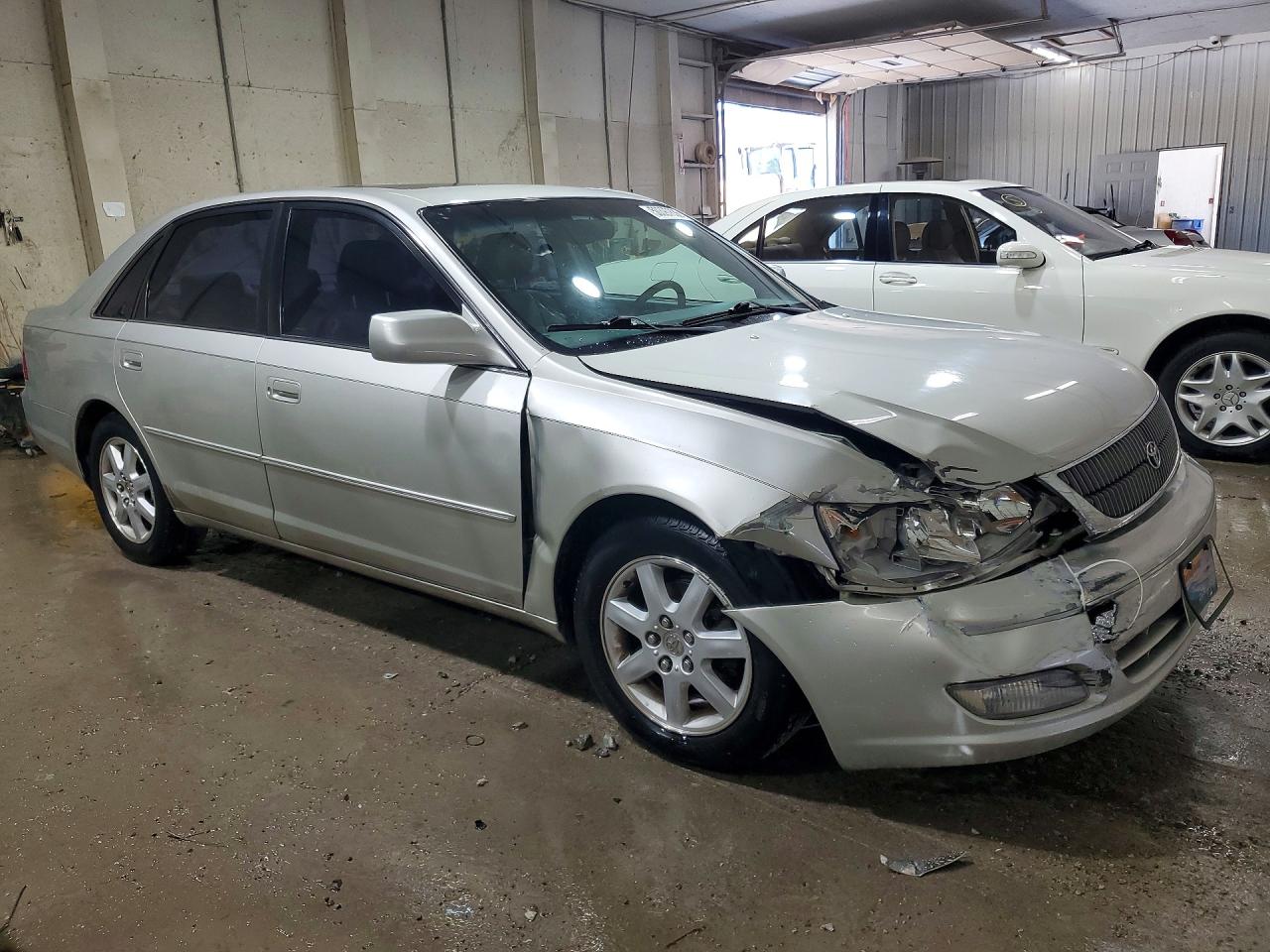 TOYOTA AVALON 2000 — 5