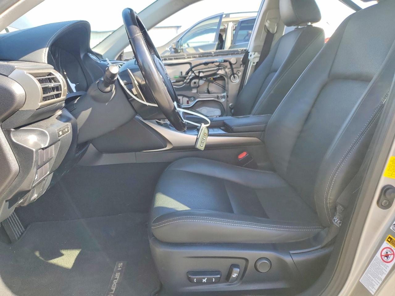 LEXUS IS 2016 — 8