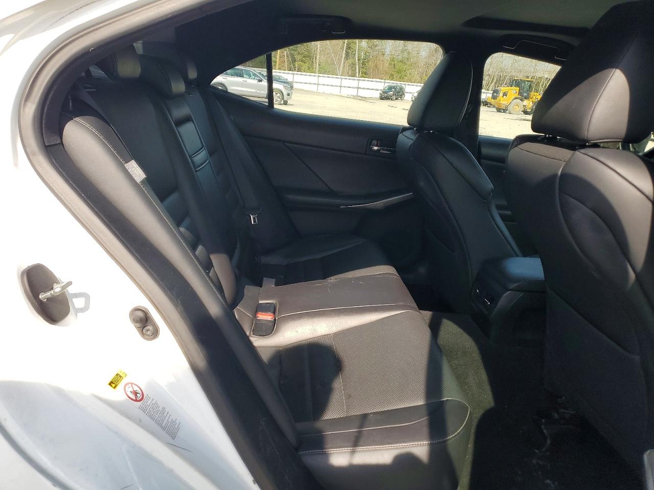 LEXUS IS 2016 — 11