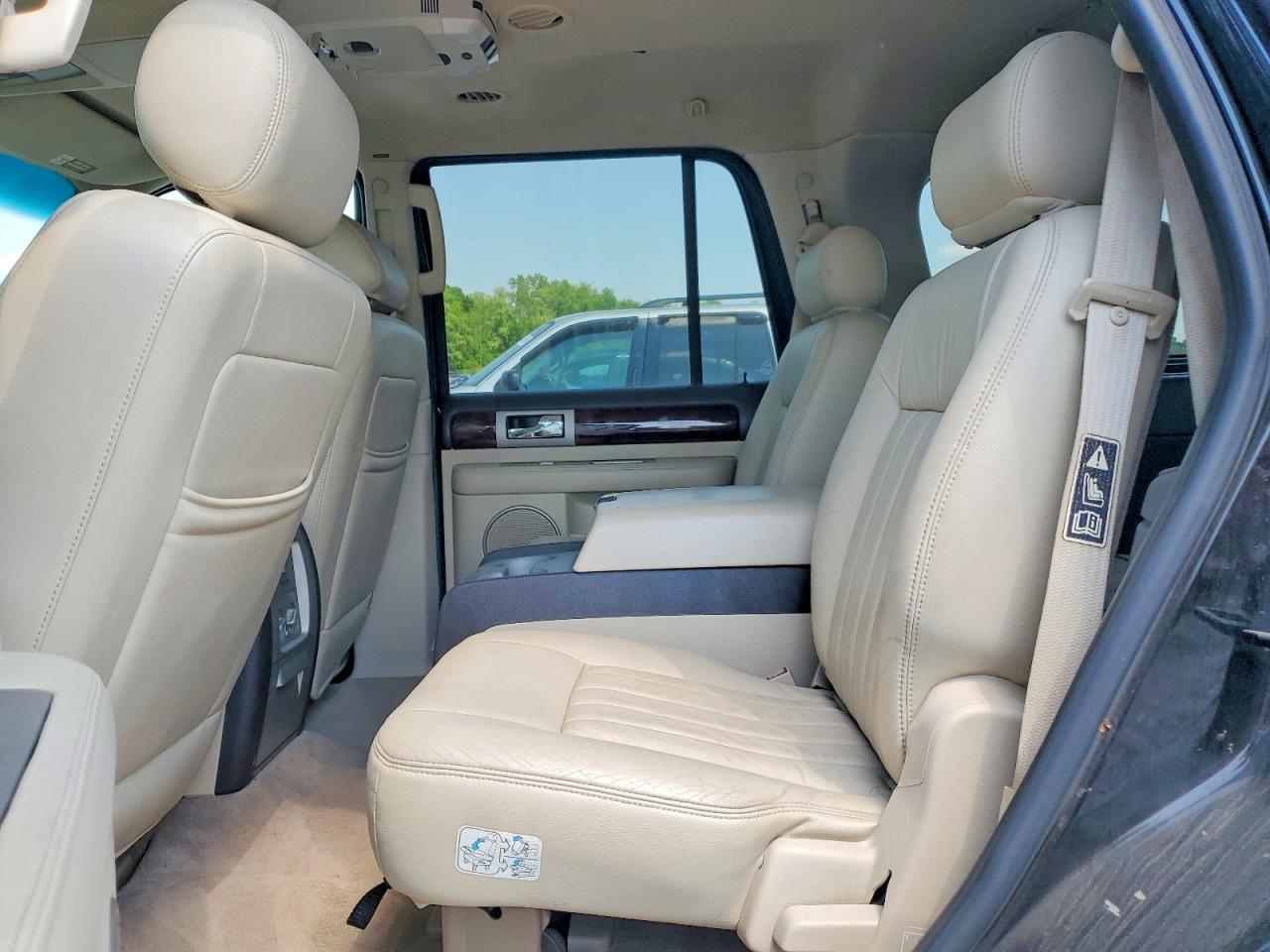 LINCOLN NAVIGATOR 2003 — 12